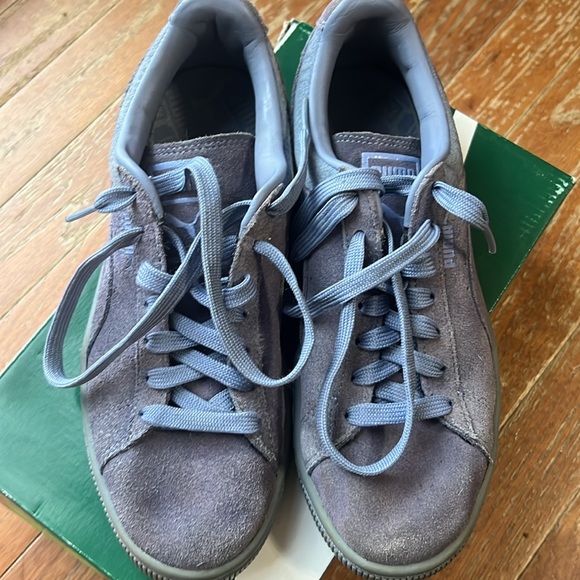 WOMEN’S SUEDE CLASSIC EMBOSS PUMAS, size 7.5 - Picture 3 of 6